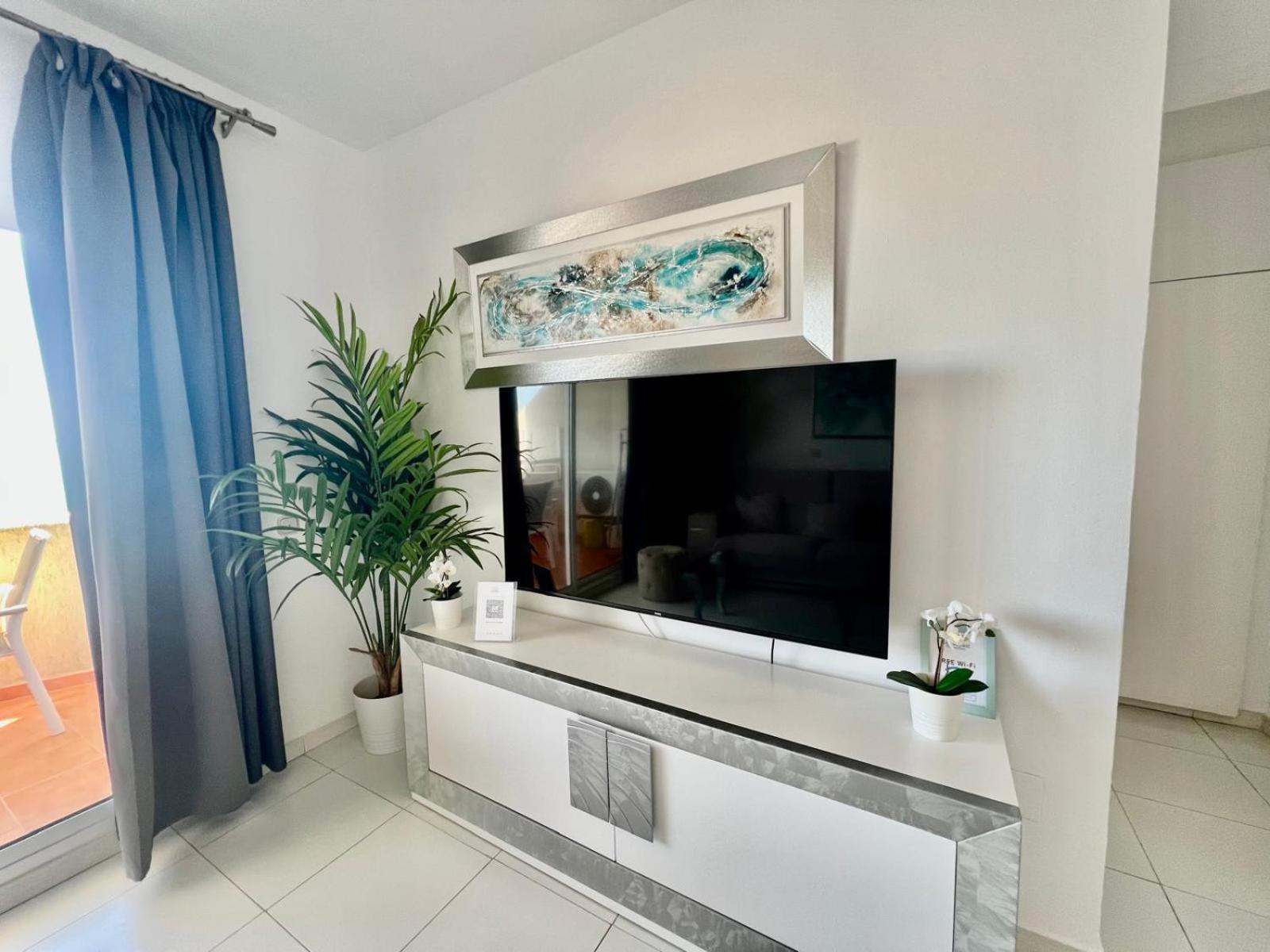 Large Deluxe Front Sea View Benalbeach *