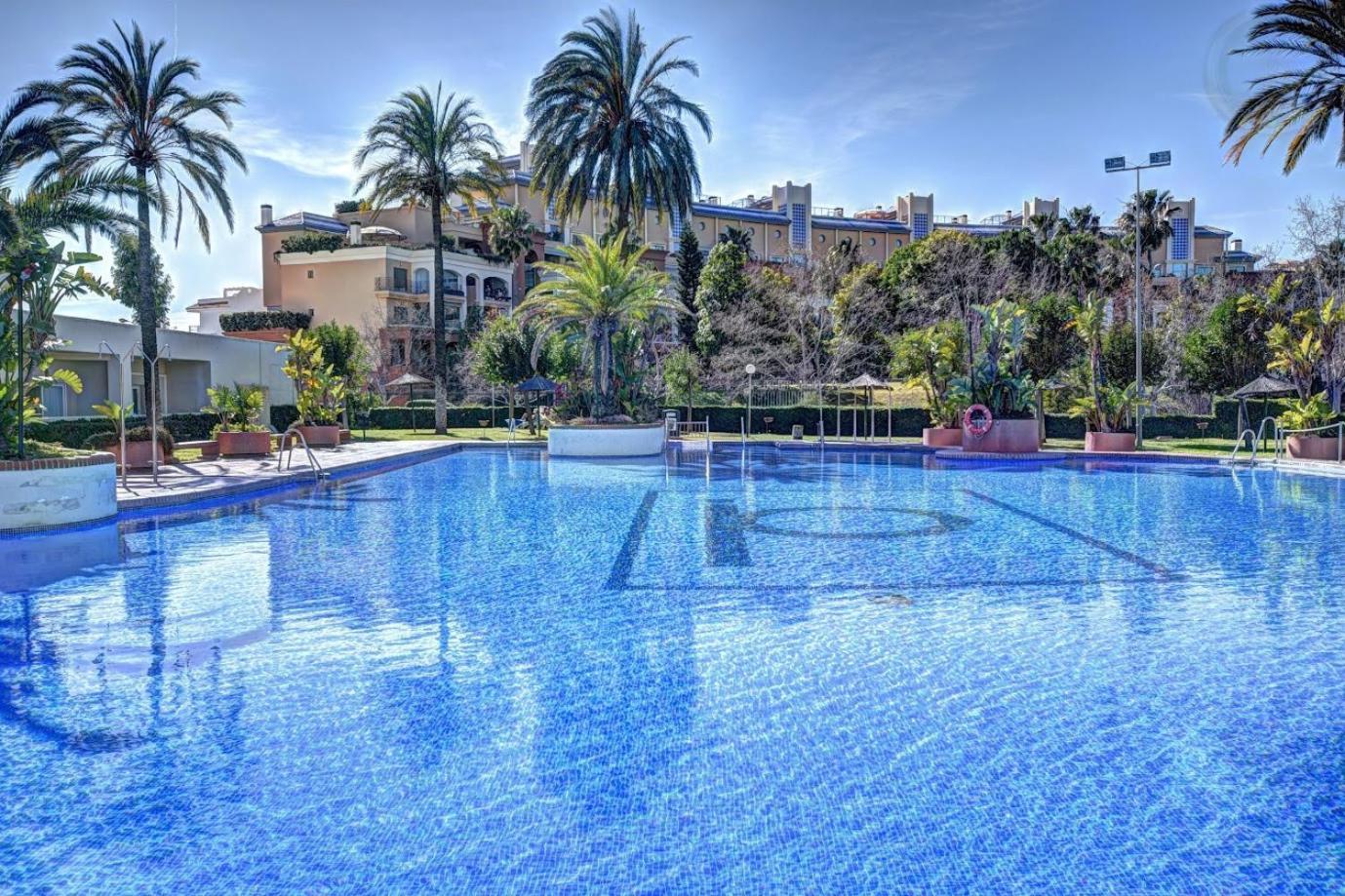 Large Deluxe Front Sea View Benalbeach Appartement