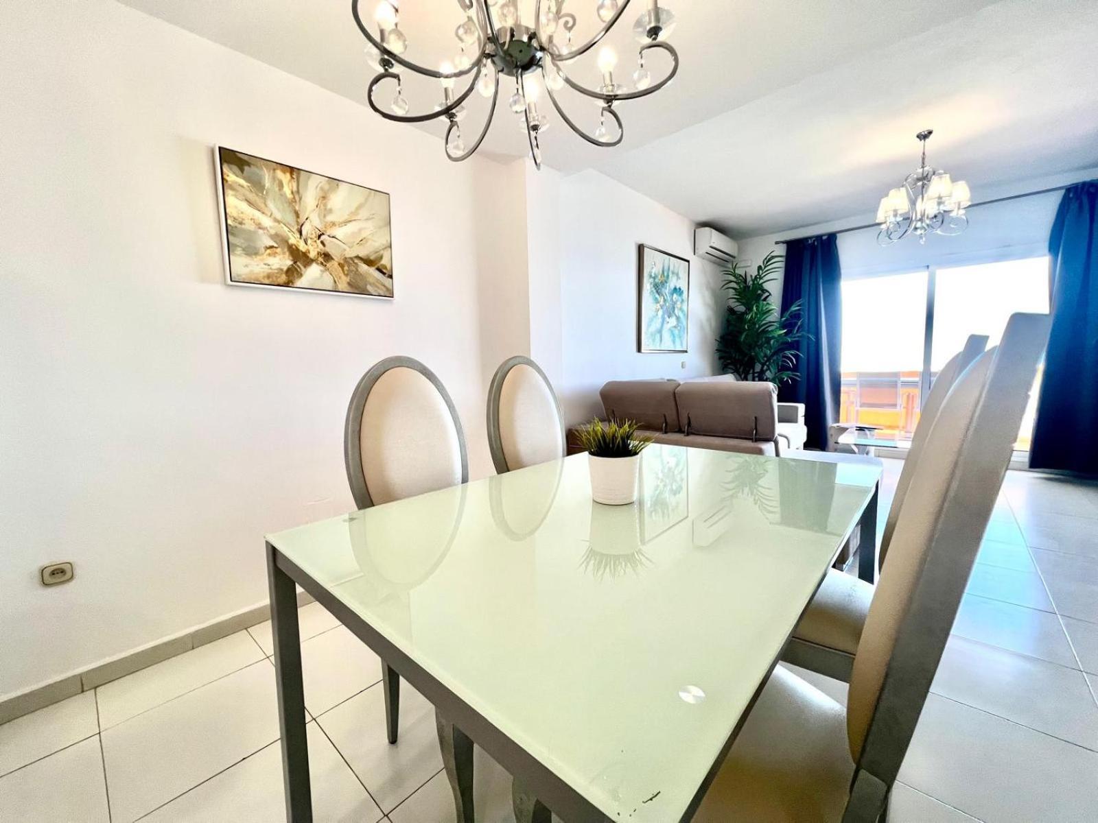 Large Deluxe Front Sea View Benalbeach Appartement